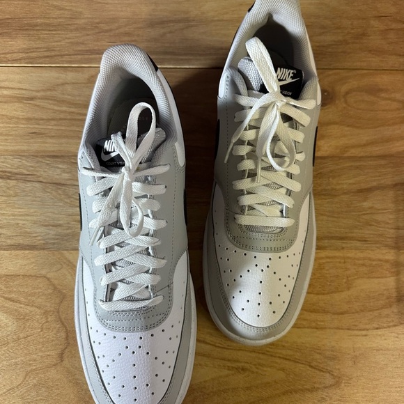 Nike Light Gray Athletic Shoes - Picture 4 of 11